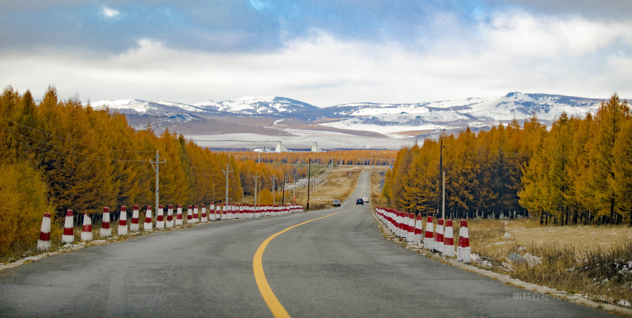 内蒙秋色雪山下的公路
