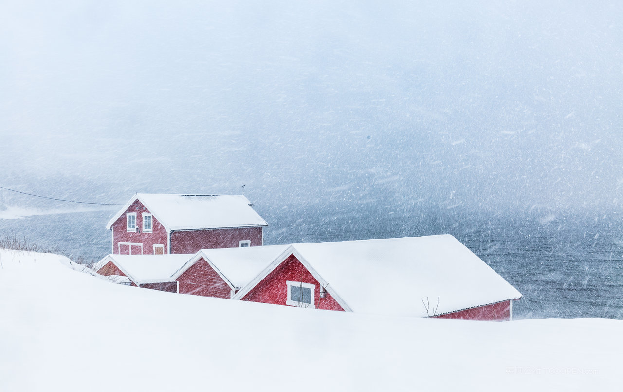挪威峡湾冬季海边的红房子
