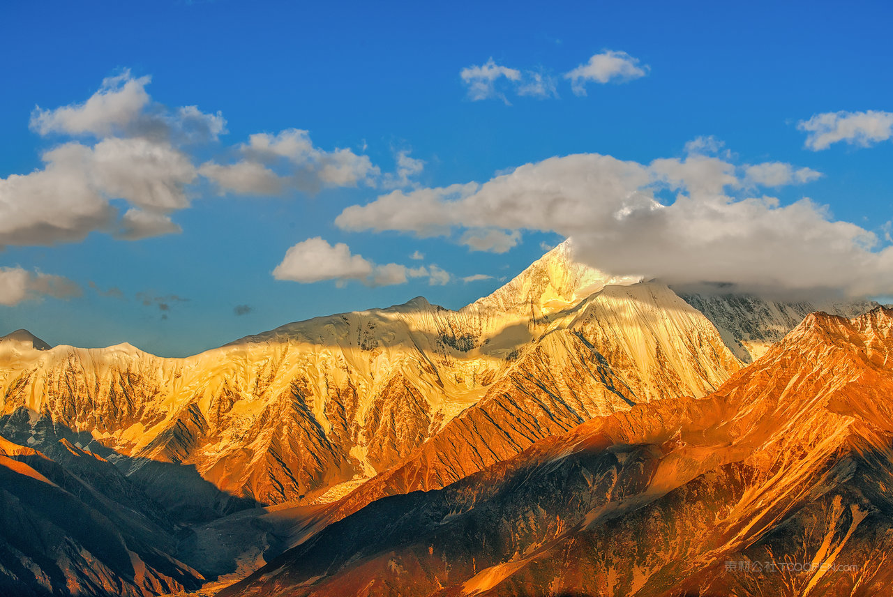 唯美日照金山风景画