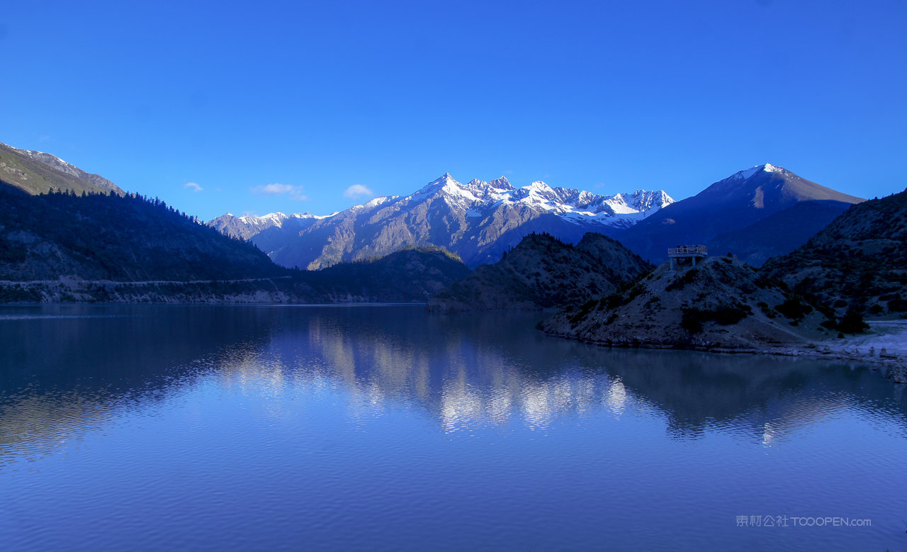 雪山湖泊风景画