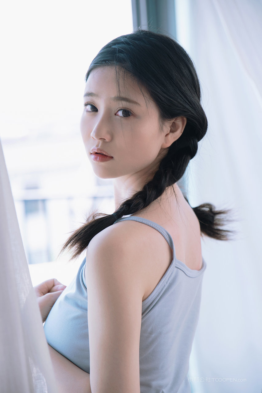 穿吊带小背心的甜美气质女生头像图片大全