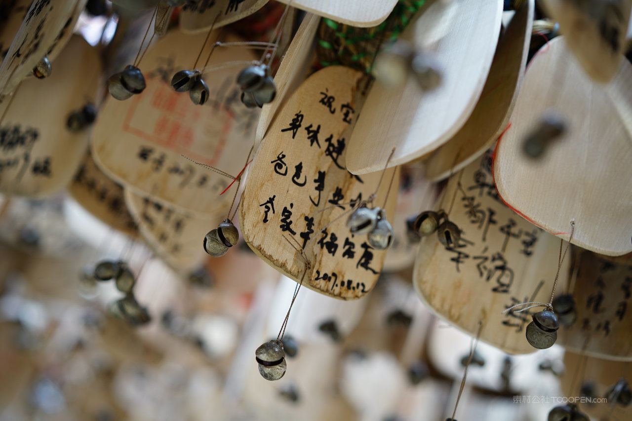 丽江古镇里的许愿牌