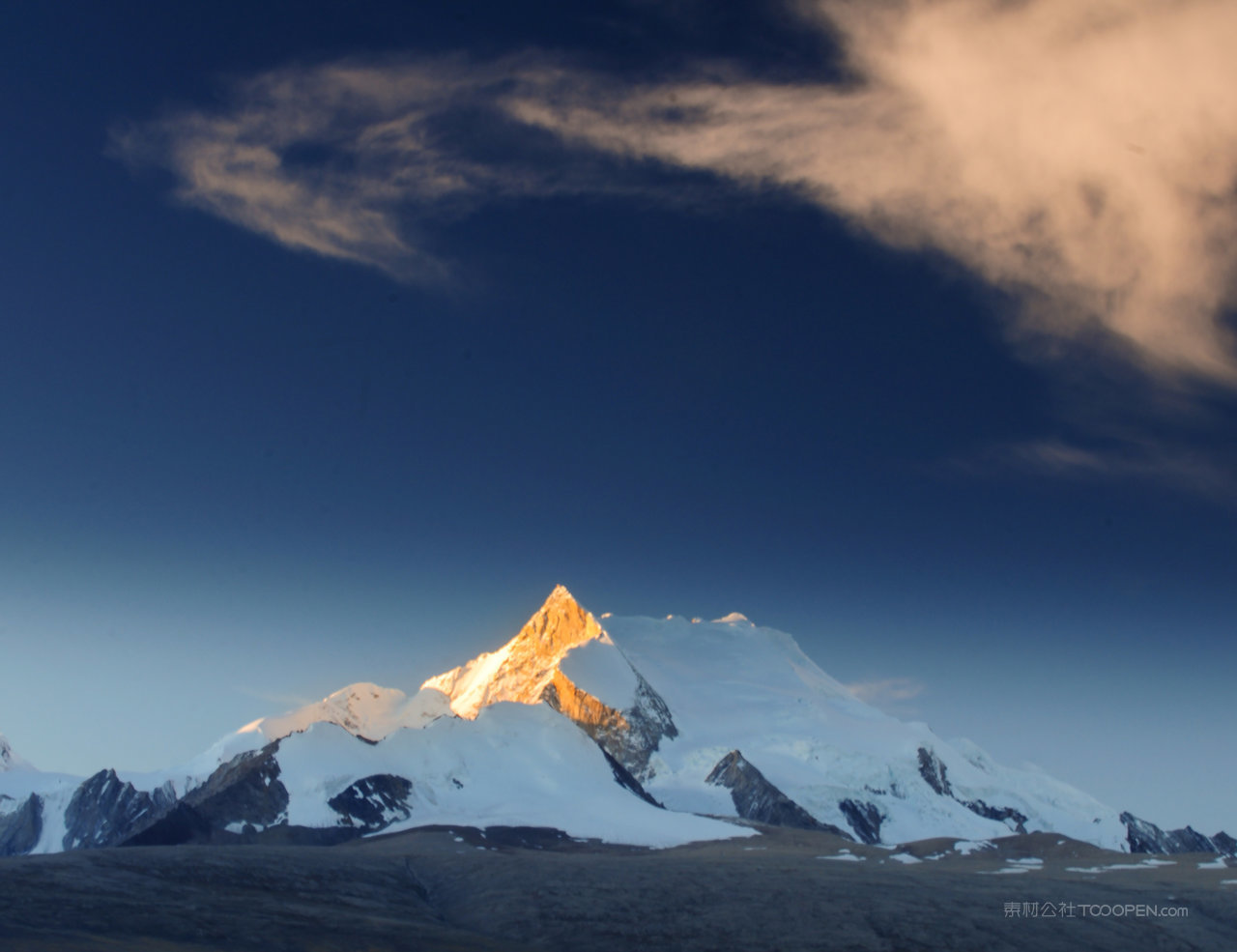 珠穆朗玛峰风景画图片
