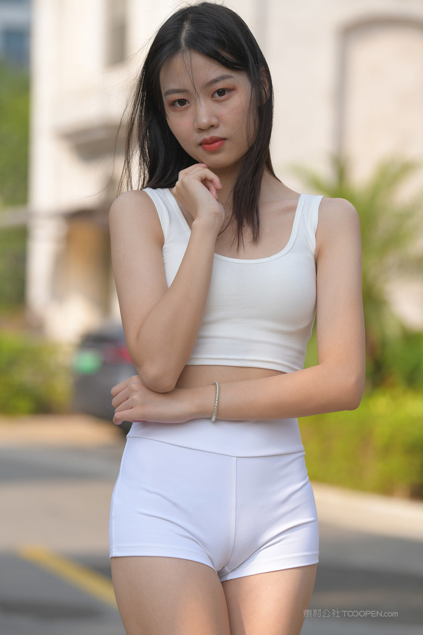 街拍穿紧身热裤的清纯邻家女孩高清养眼壁纸图片