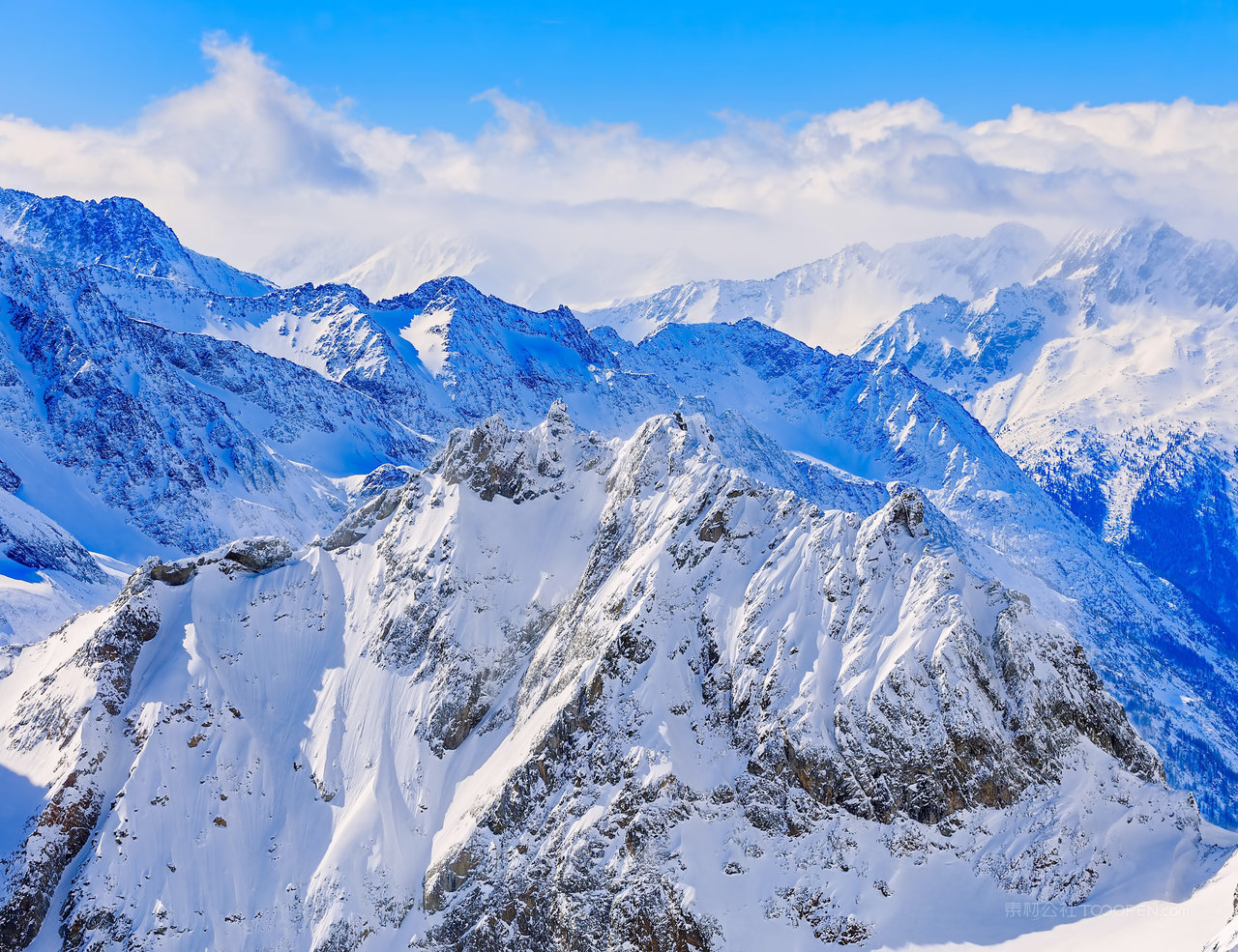 高清雪山风景画素材