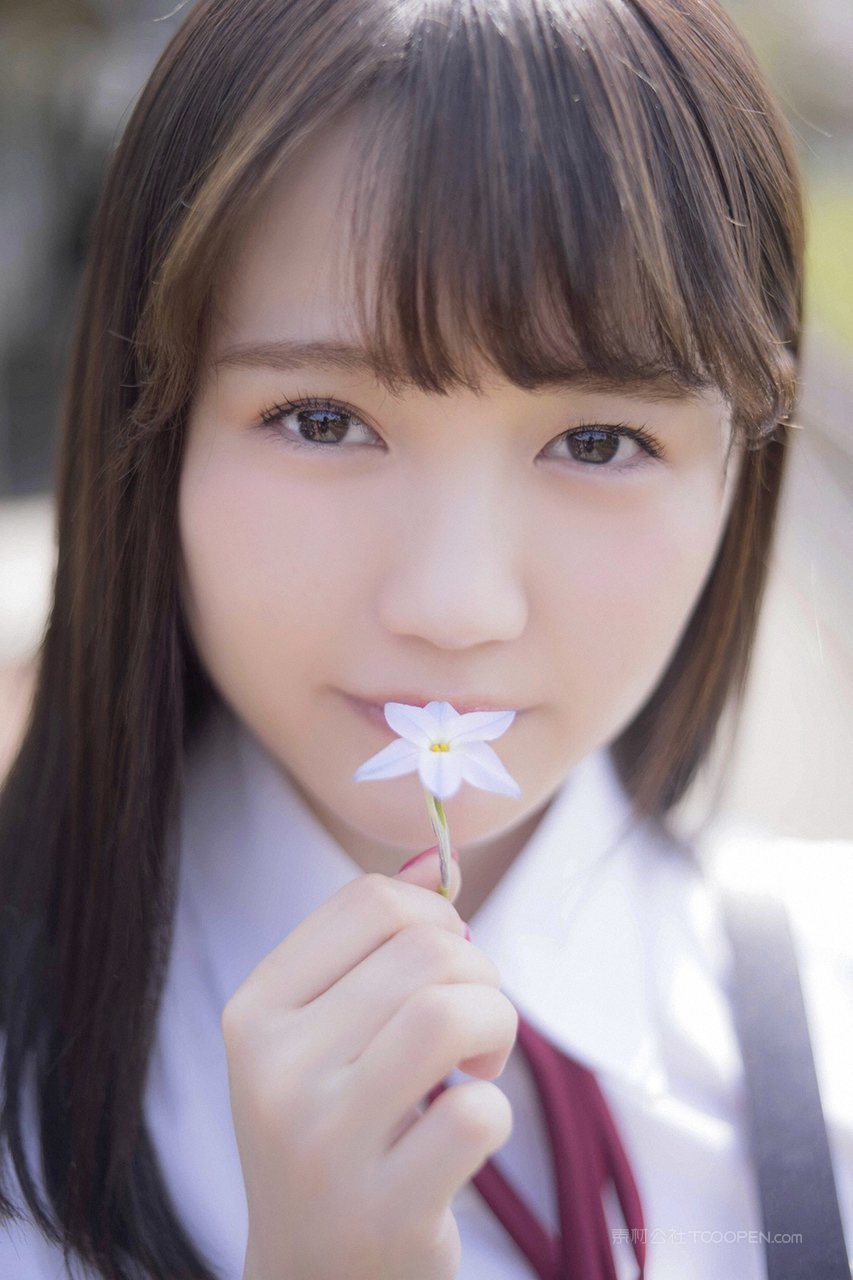 亲吻花朵的日本漂亮女孩高清个性头像图片