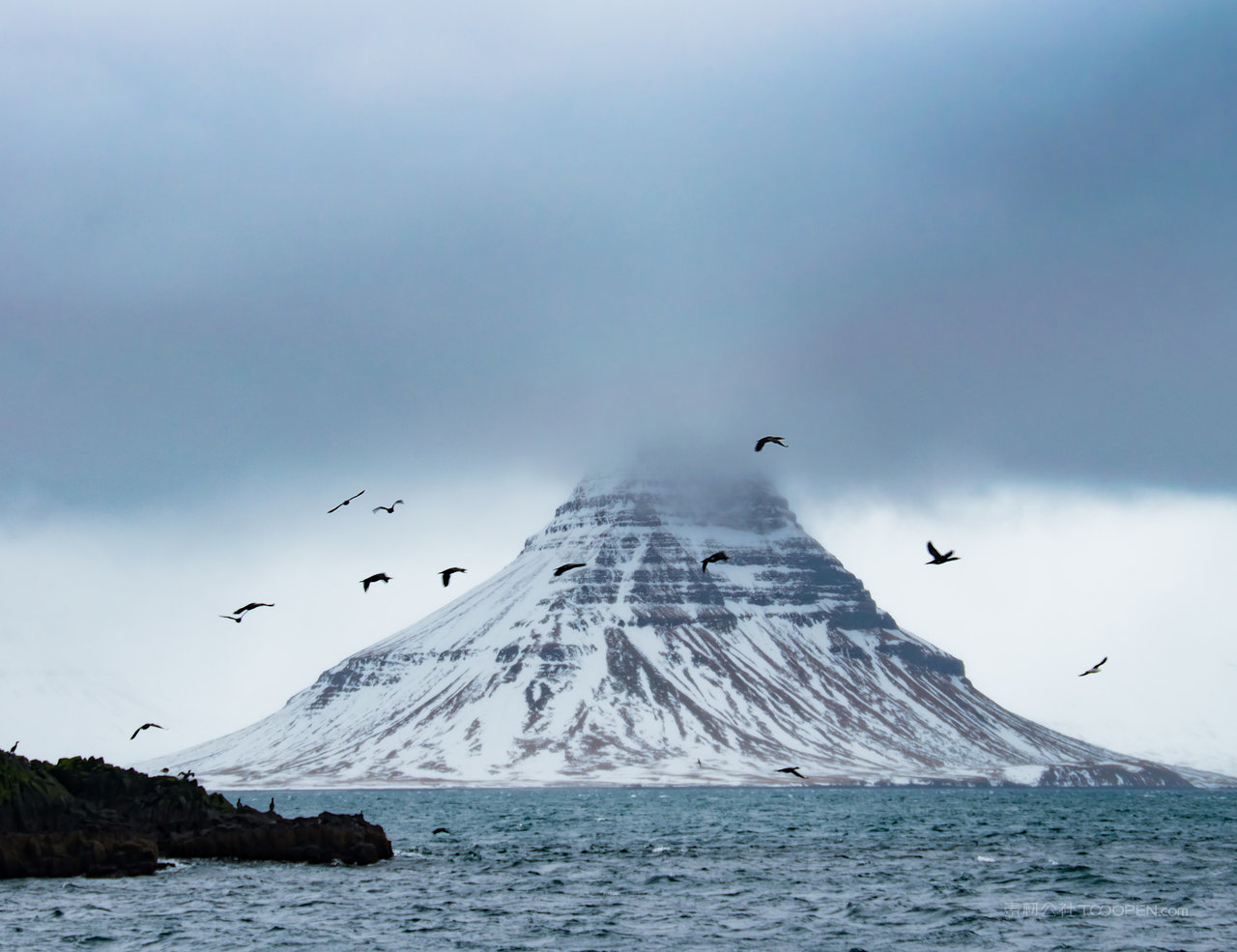 雪山风景画图片素材