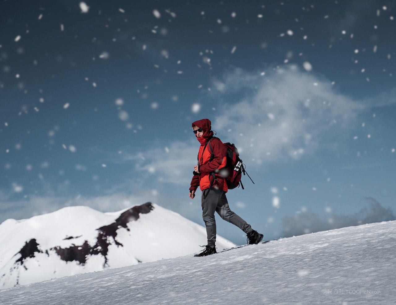 雪山巍峨山脉图片素材