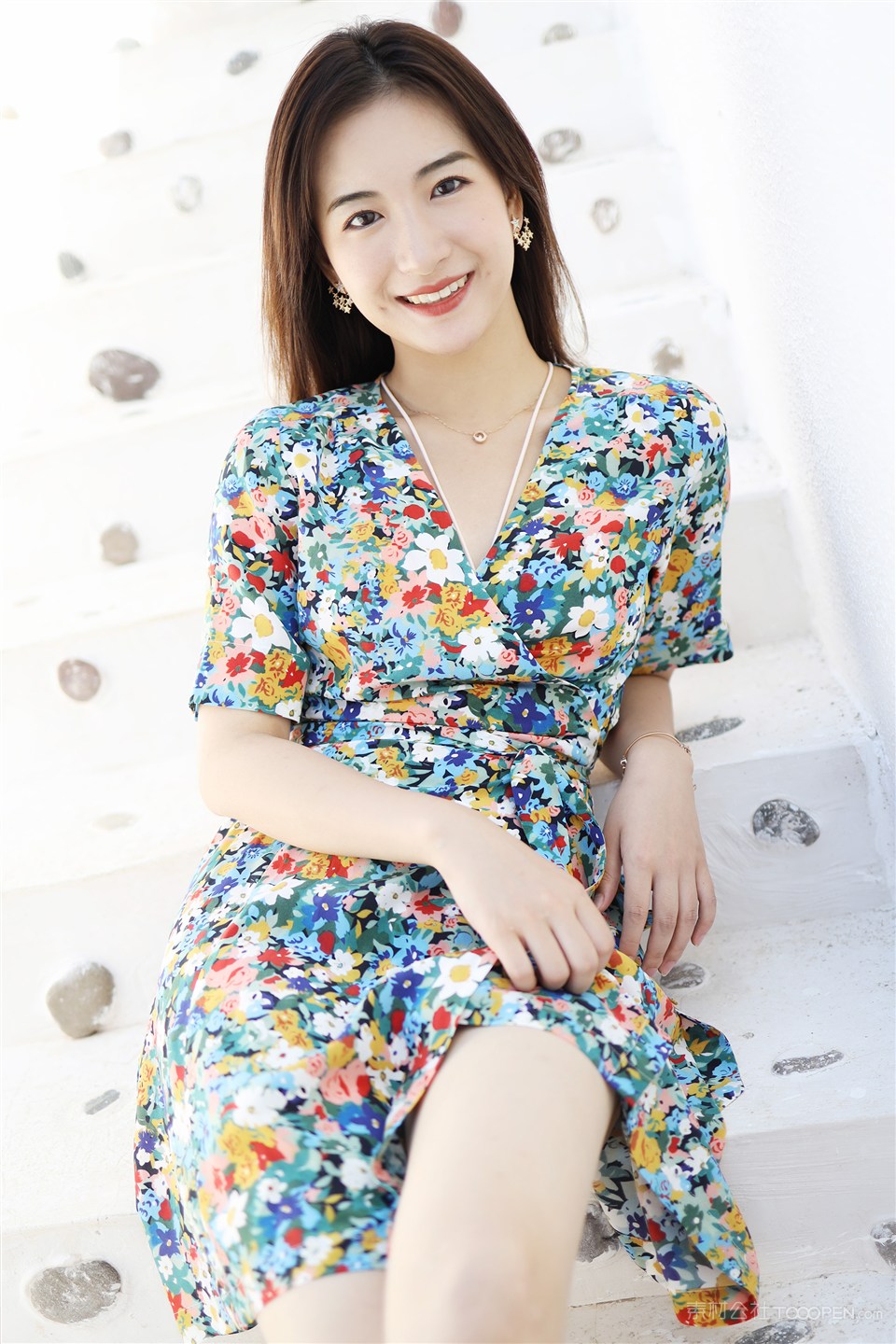 坐在台阶上的气质美女艺儿伢哟摄影图片