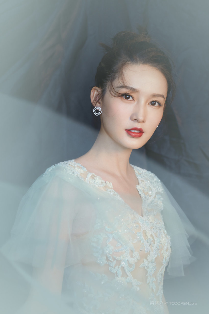 穿婚纱的漂亮美女明星李沁个人写真集