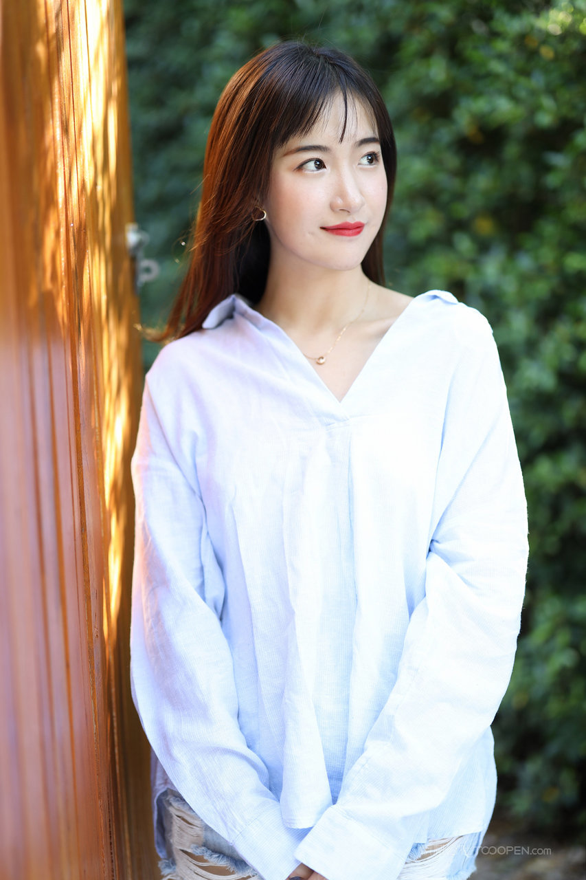艺儿拿铁户外白衬衫清纯美女图片