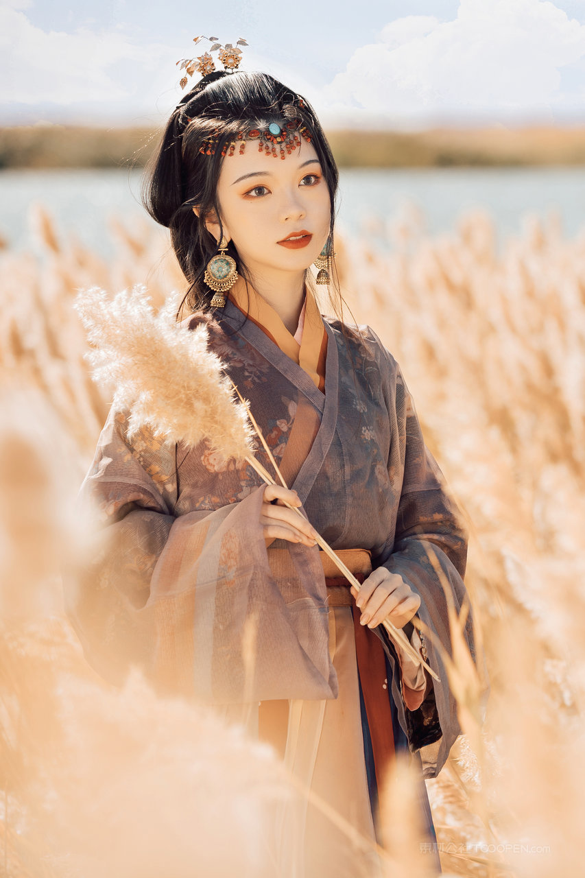手拿芦苇的漂亮汉服古装美女薄荷艺术写真图片