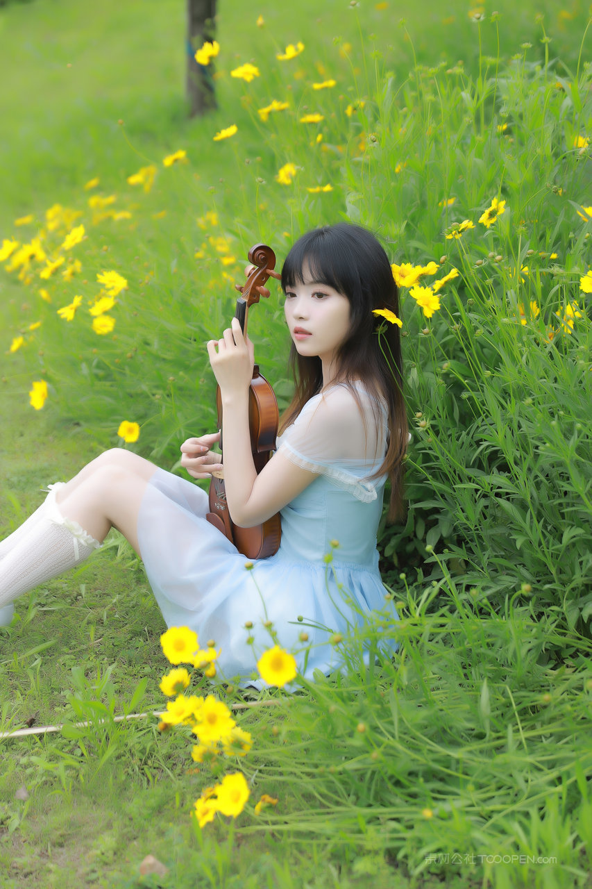 拉小提琴的尤果网清纯美女大学生艺术照图片