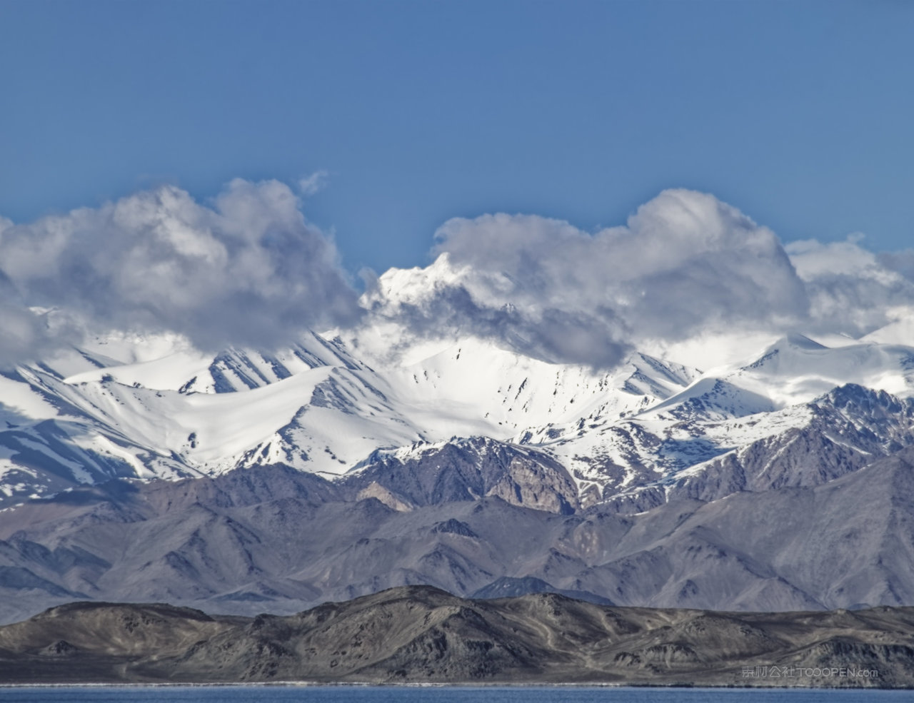 唯美雪山风景画素材