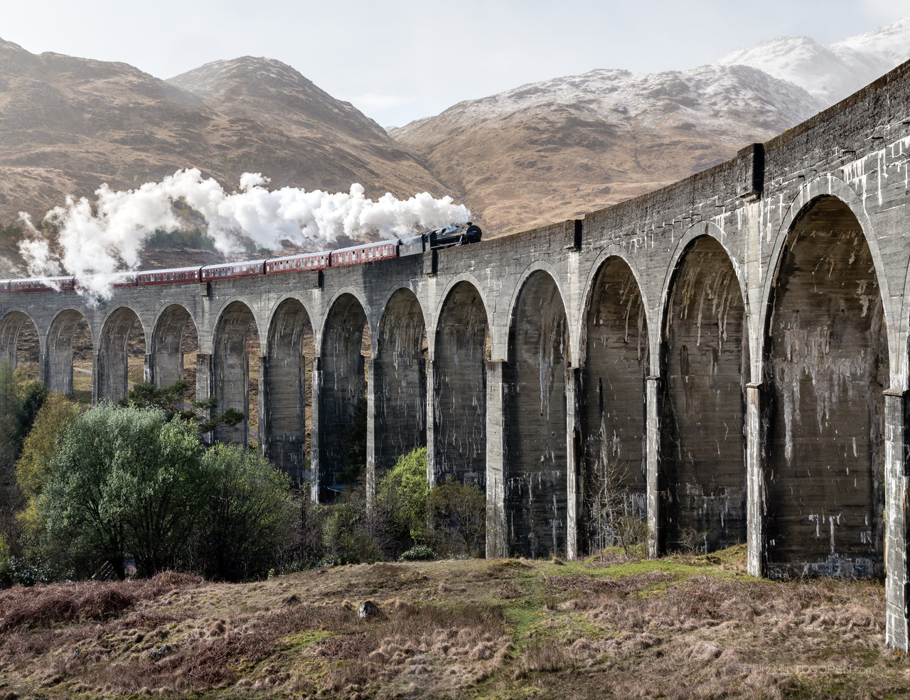 雪山巍峨山脉图片素材