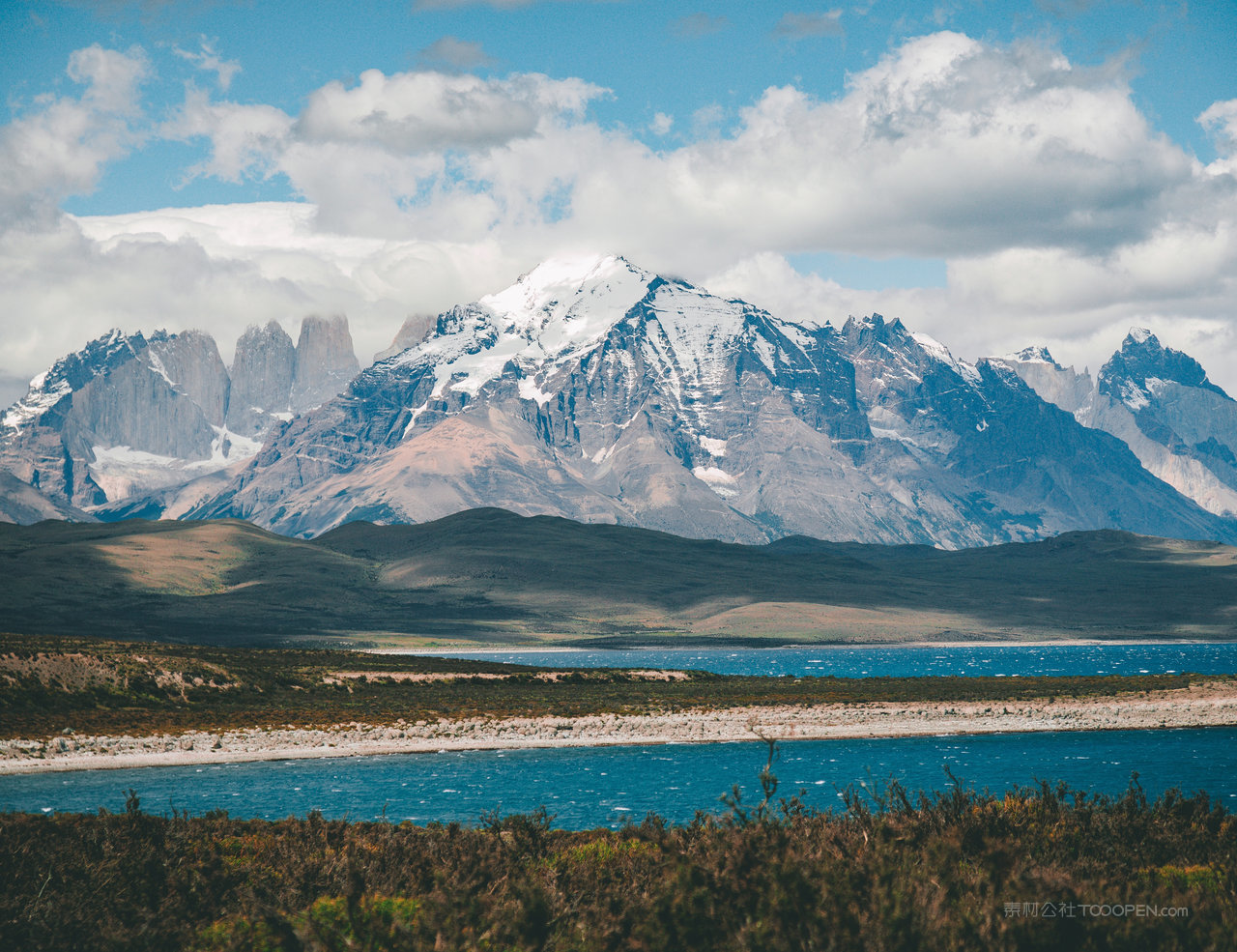 大山雪山风景画图片