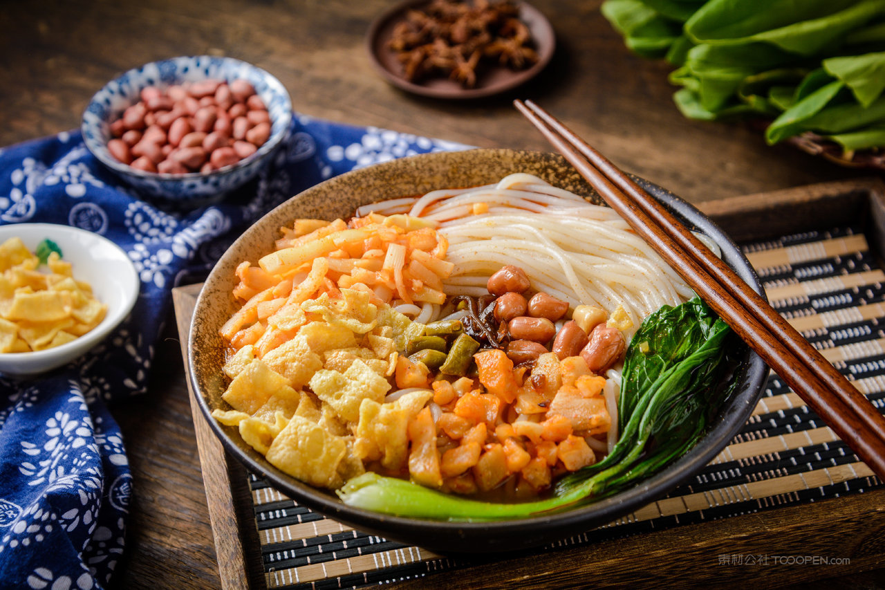 美食白天螺蛳粉木托盘上摆放