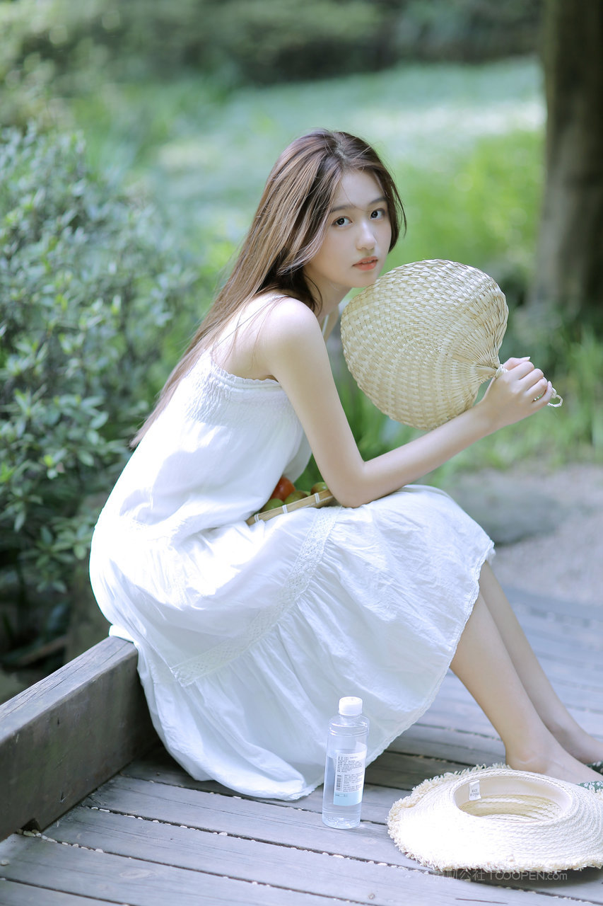 户外踏青的甜美清纯白裙美女高清手机壁纸图片欣赏