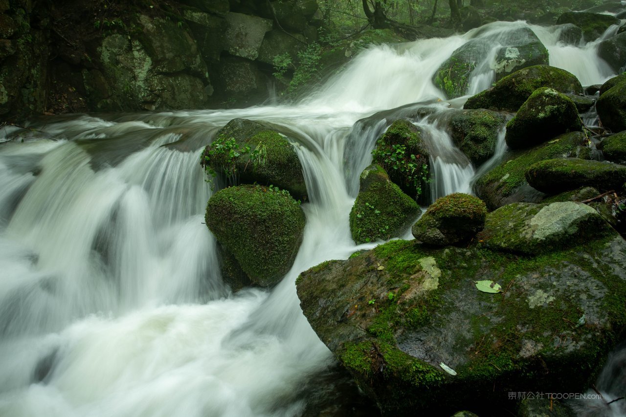 溪流石头苔藓摄影图片