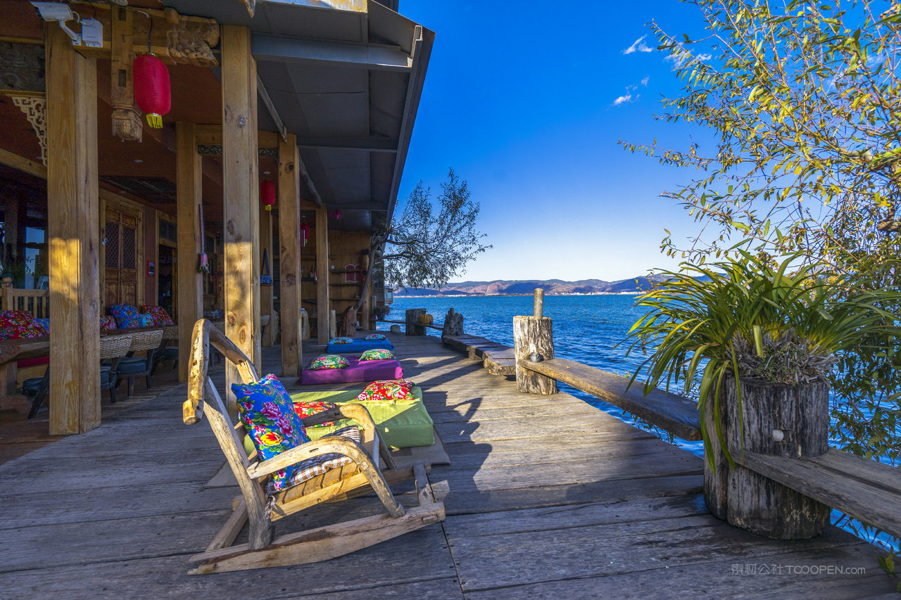 丽江洱海海边浪漫阳光