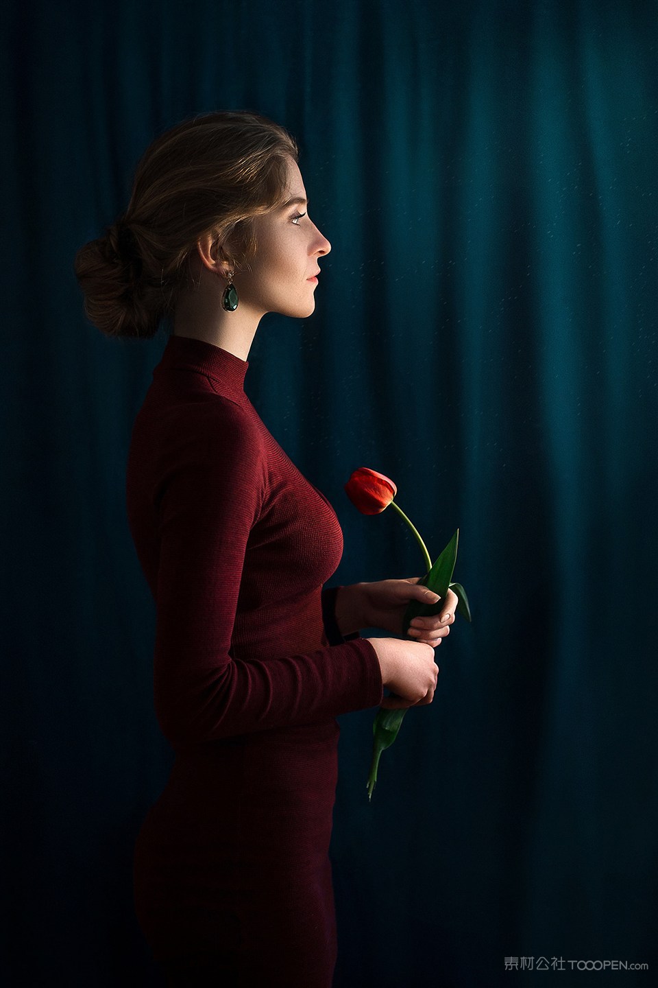 拿着玫瑰花的欧美美女图片素材