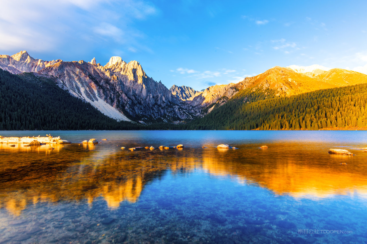 唯美日照金山风景画