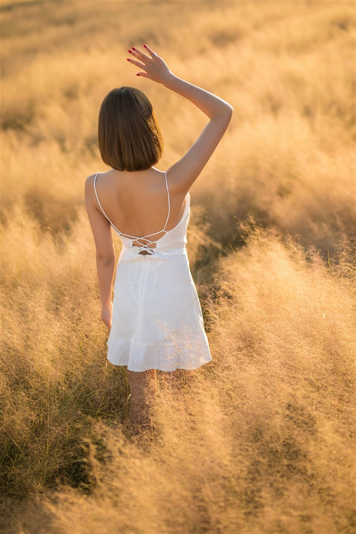 性感短发美女背影图