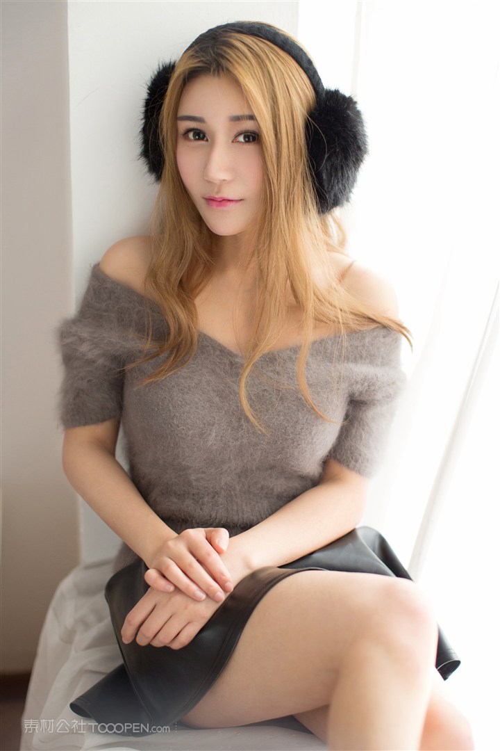 戴着耳罩的性感短裙美女