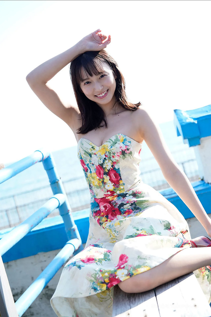 泳装少女摄影图片