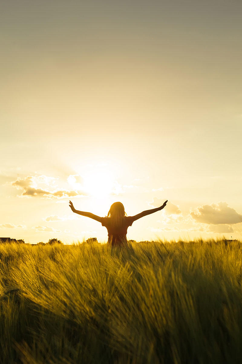 美女户外张开双臂高清图片