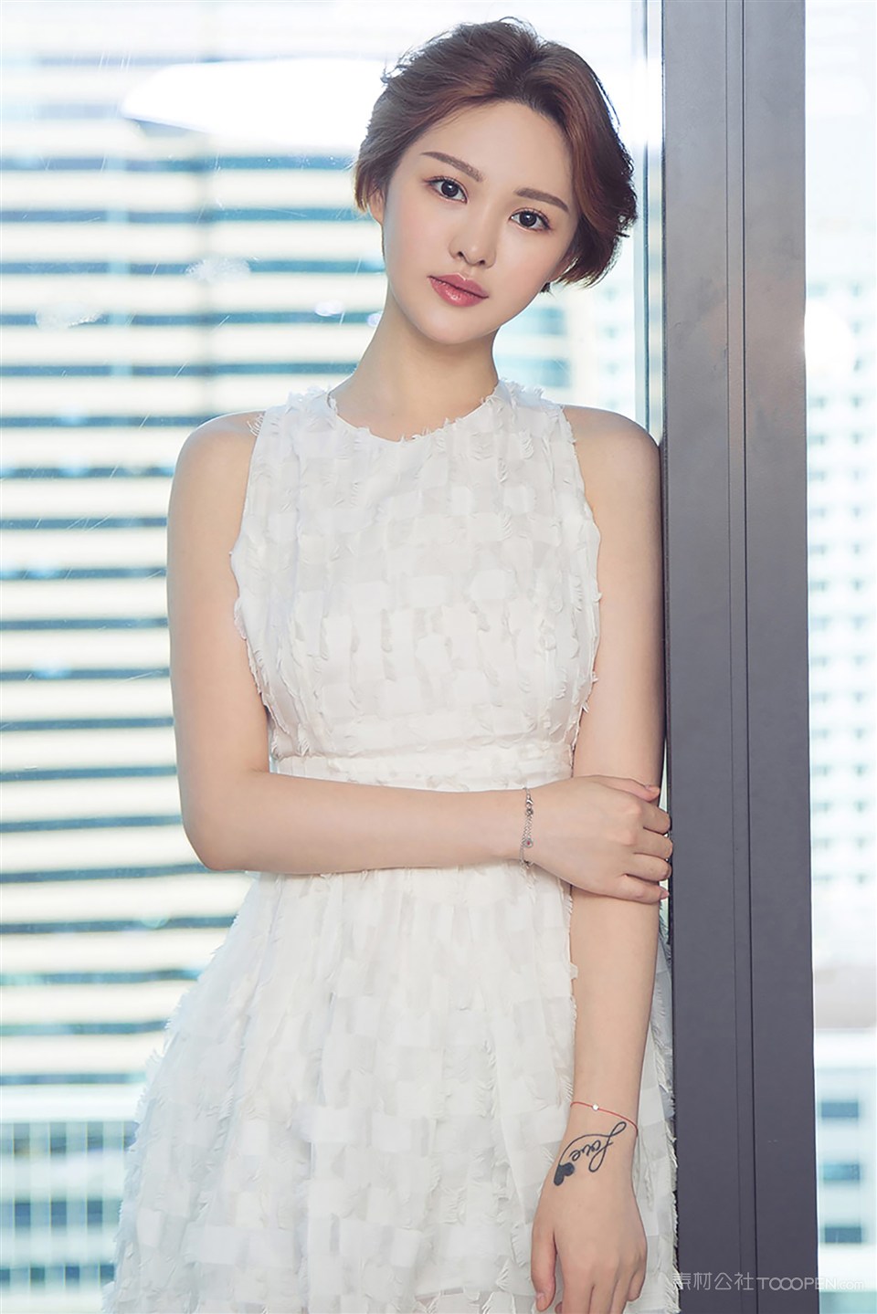 靠在门边的高清短发美女白胖子图片