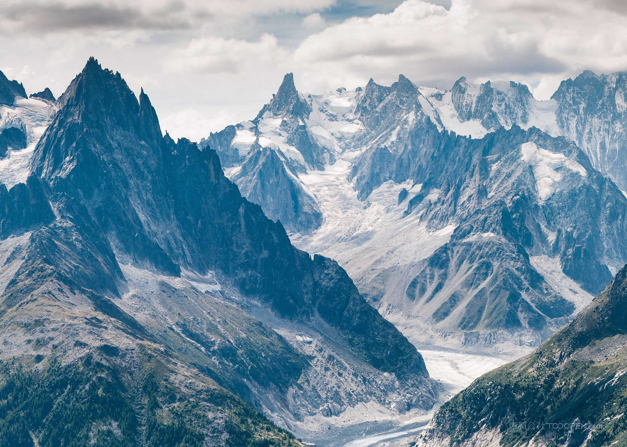 高山巍峨山脉雪山风景画图片
