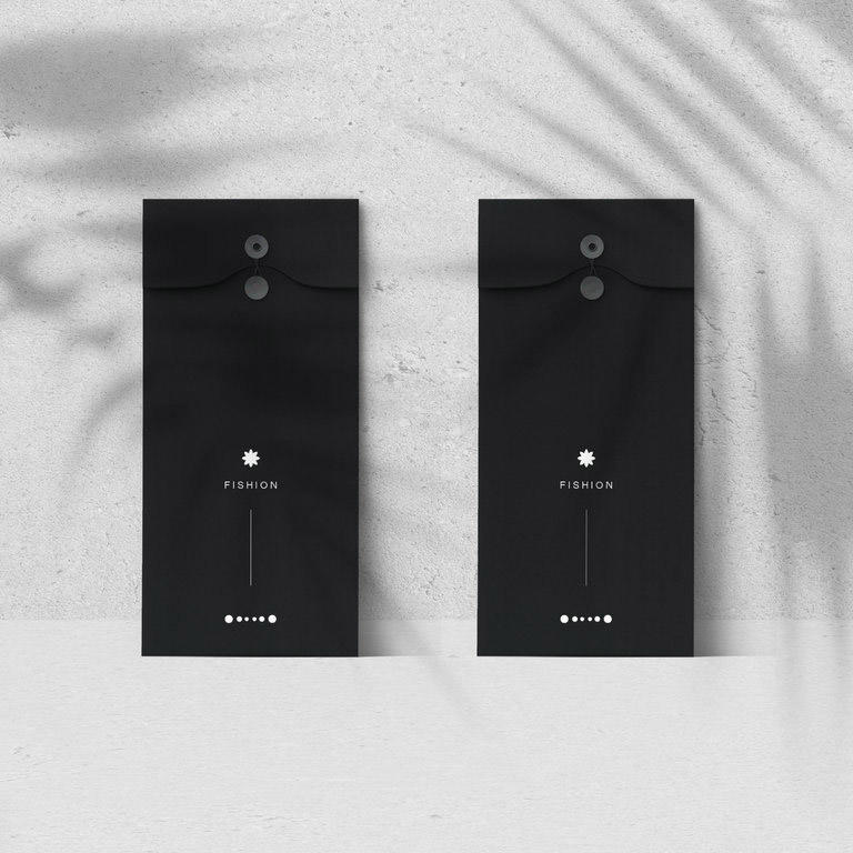 大气桌面上的黑色信封样机