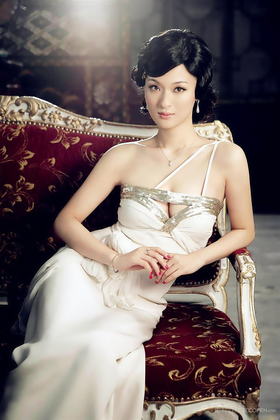 坐在沙发上尊贵气质美女图片