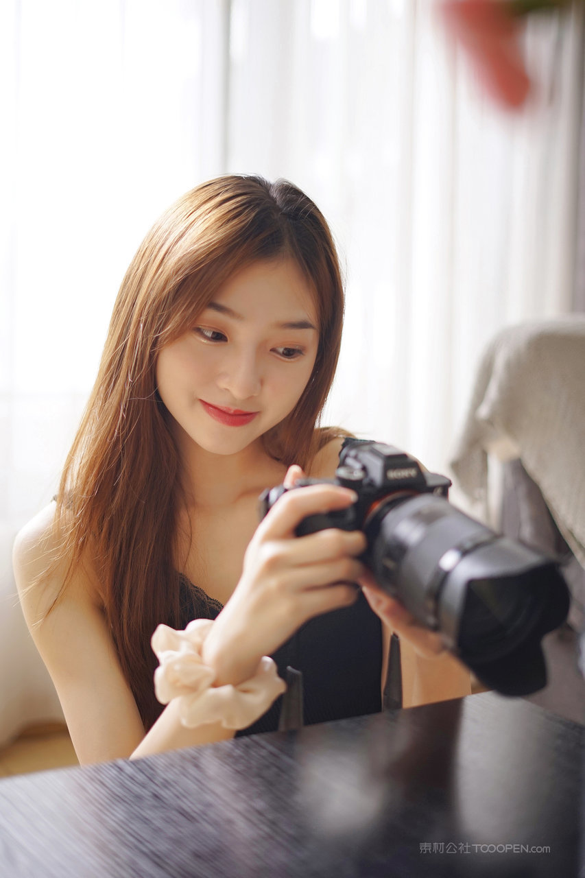 摆弄相机的高清美女壁纸写真图片