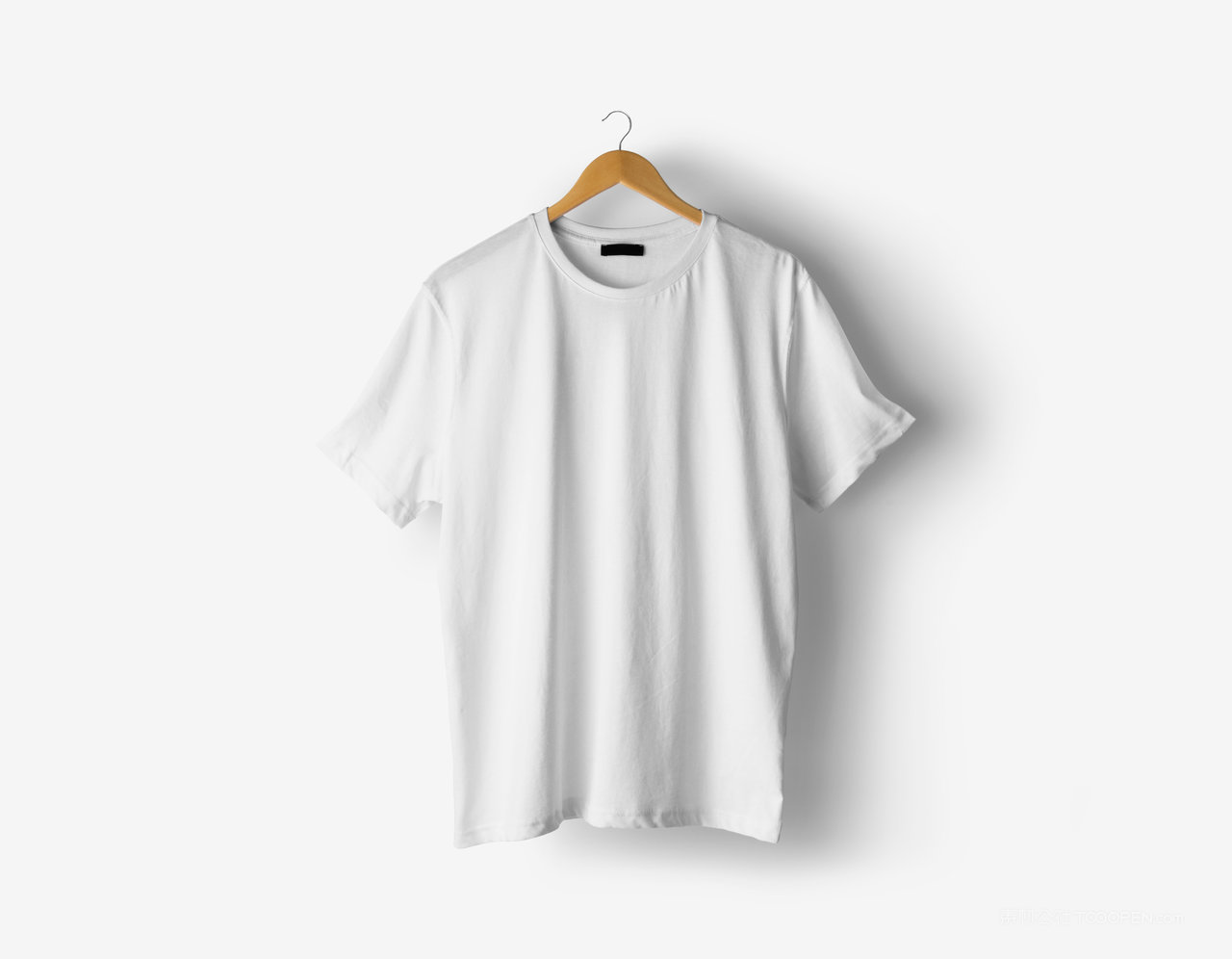 白色休闲t恤挂立样机