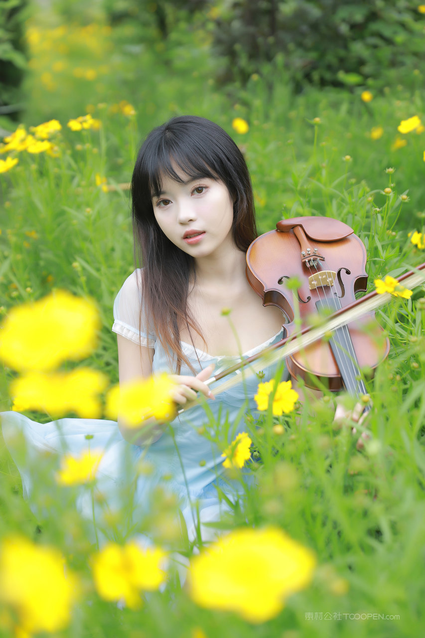 拉小提琴的秀人网清纯美女大学生艺术照图片