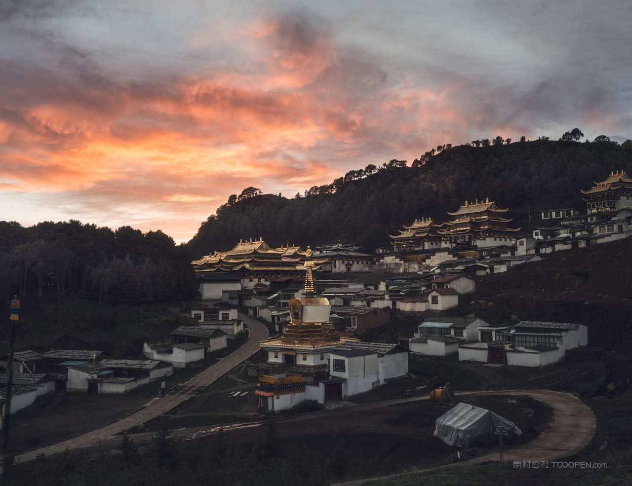 郎木寺日出摄影图