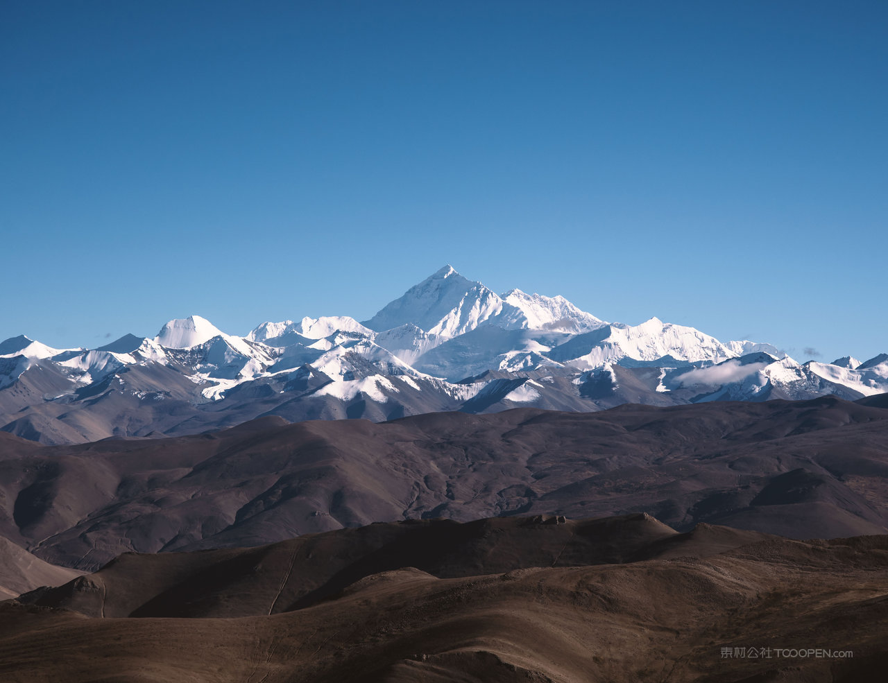 远眺珠穆朗玛峰风景画图片