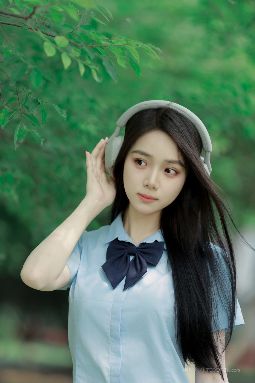 听音乐的甜美少女4K唯美女生手机壁纸素材下载