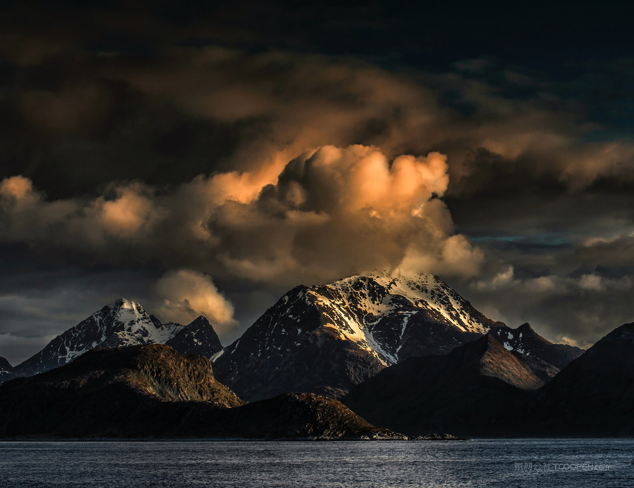 雪山山脉高清摄影图