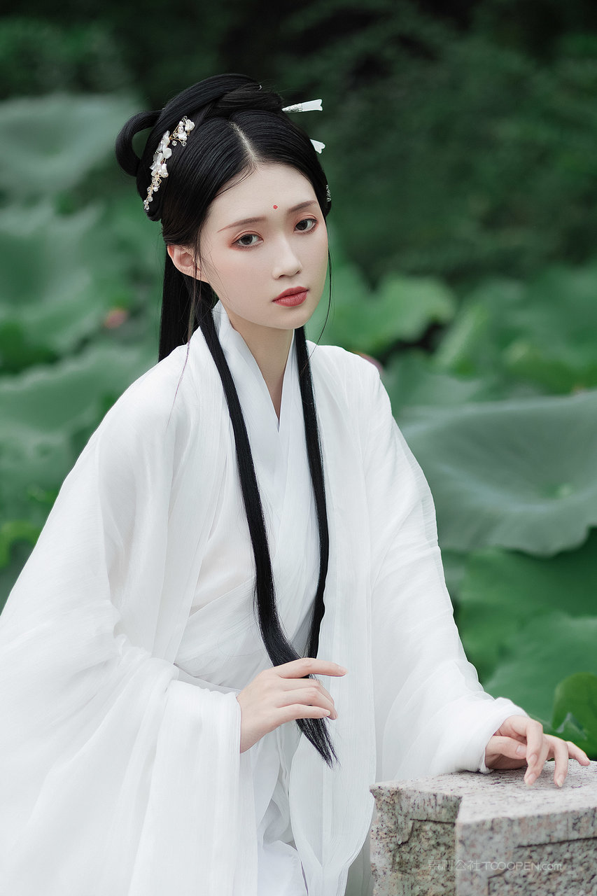 荷花池边的高清古装美女唯美意境写真图片