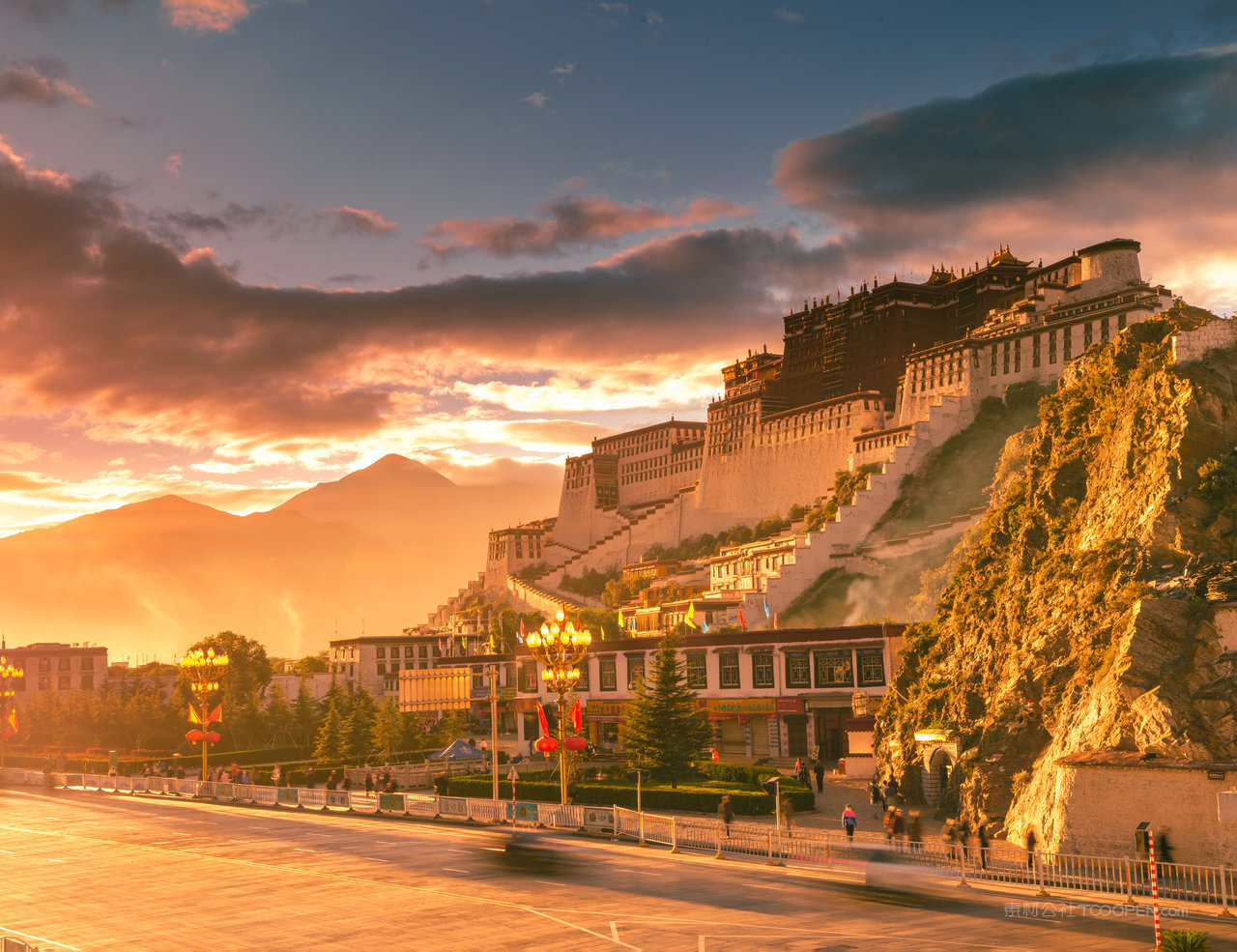 日落金色的布达拉宫风景