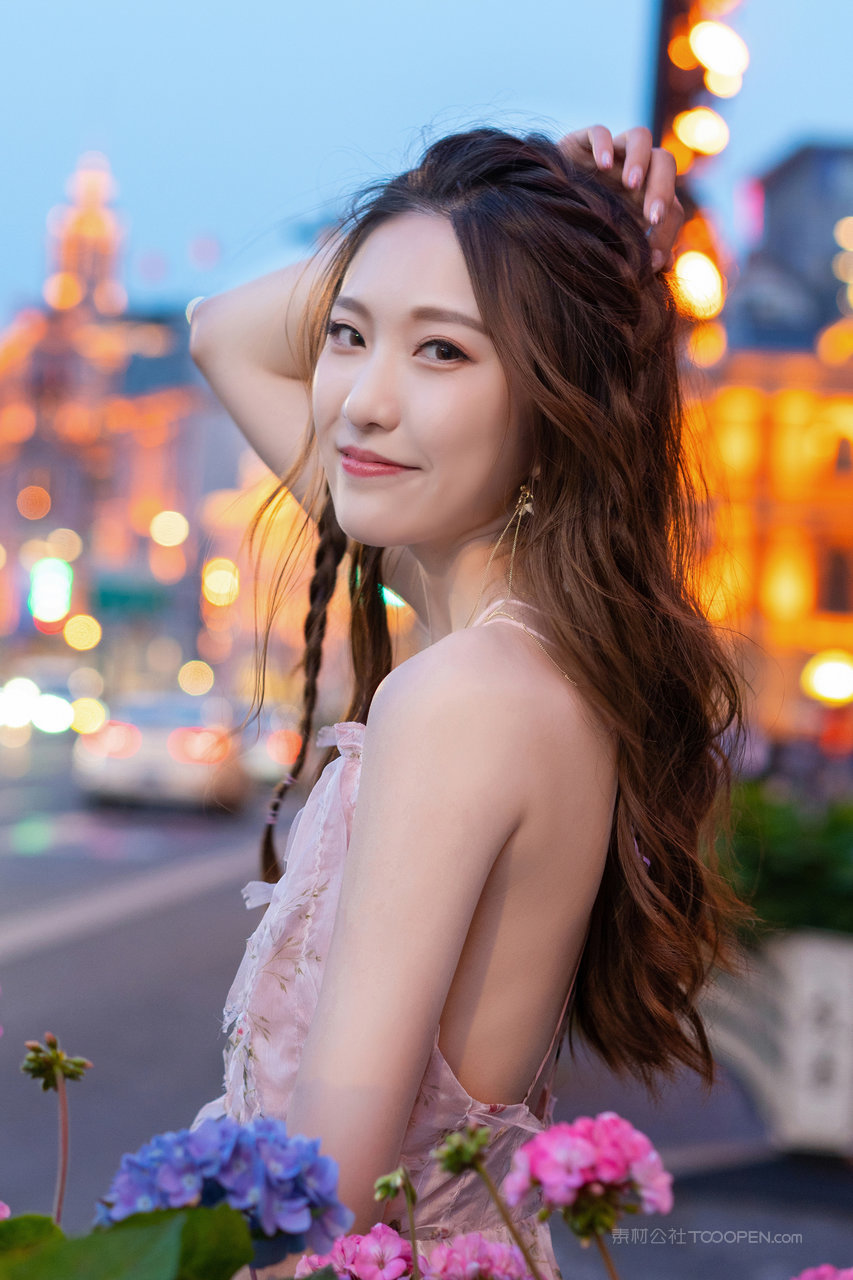 城市华灯下的克拉女神气质美女图片