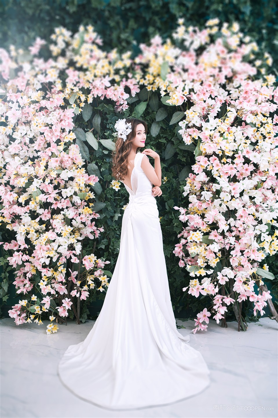 白色晚礼服美女