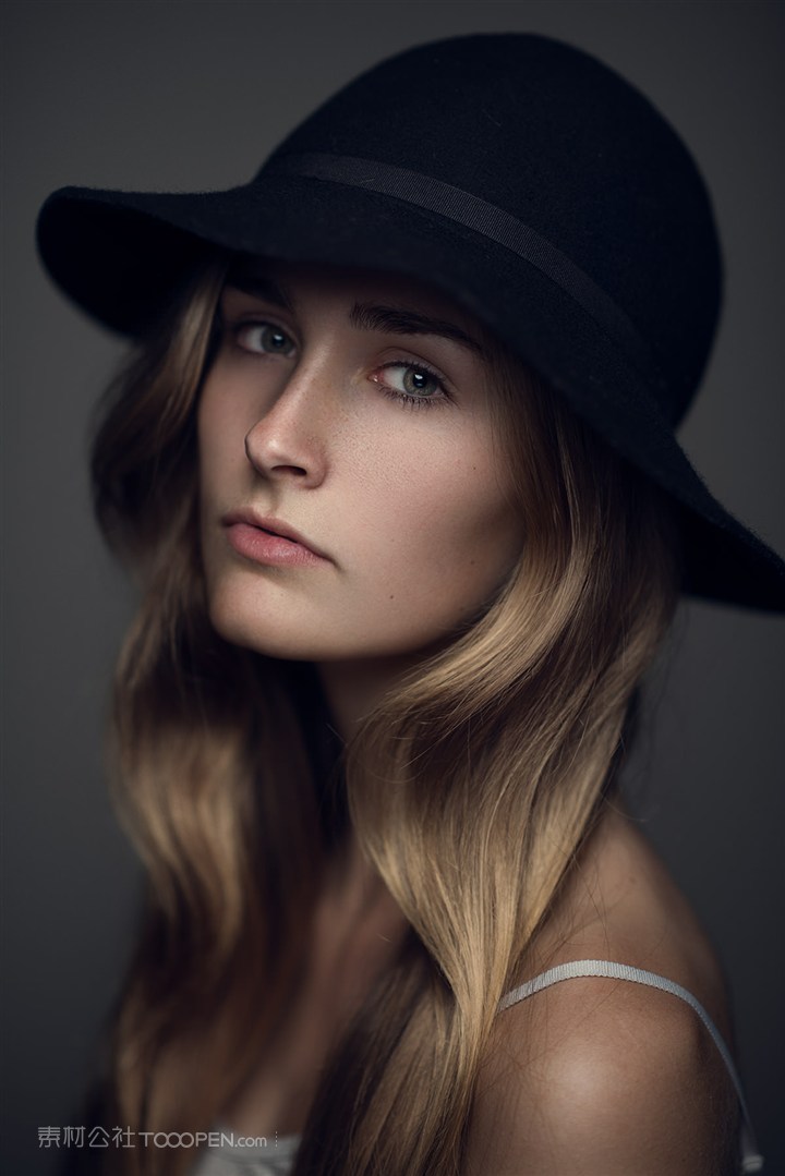 戴黑色帽子的欧美美女图片