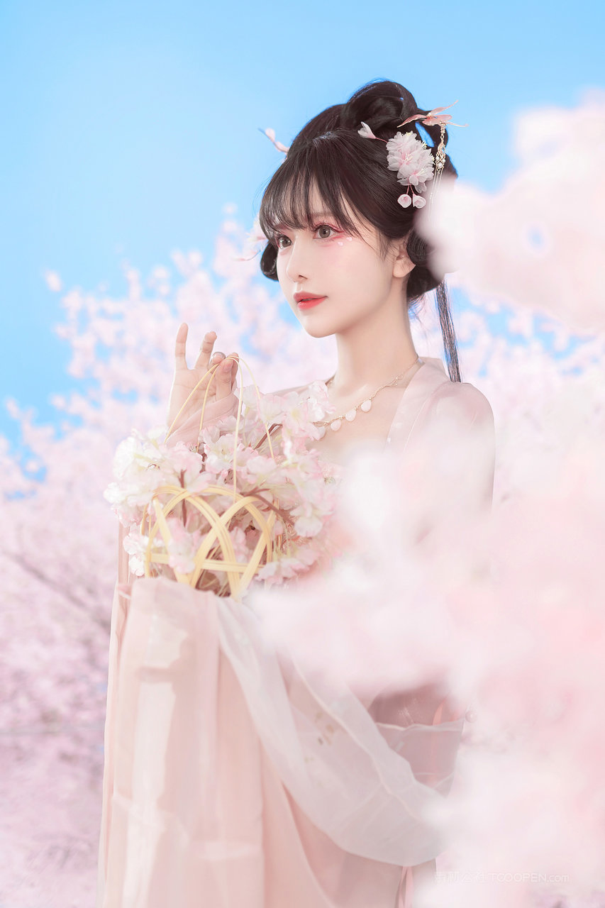 抱着花篮的古装美女唯美高清手机壁纸图片