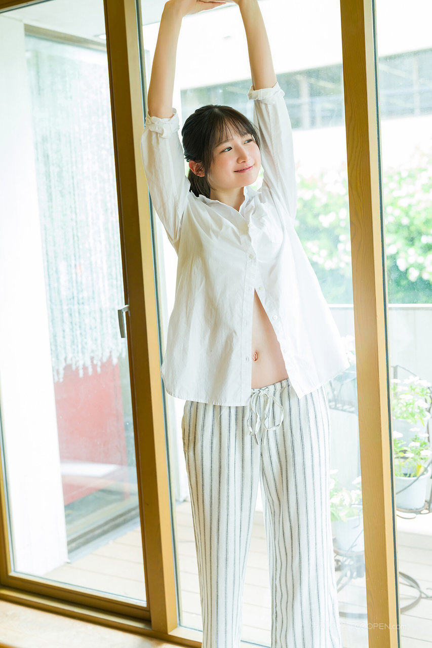 美女车模脱裤子图片