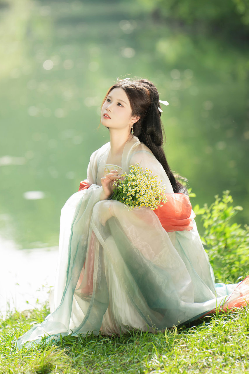 蹲在草地上的古装美女图片