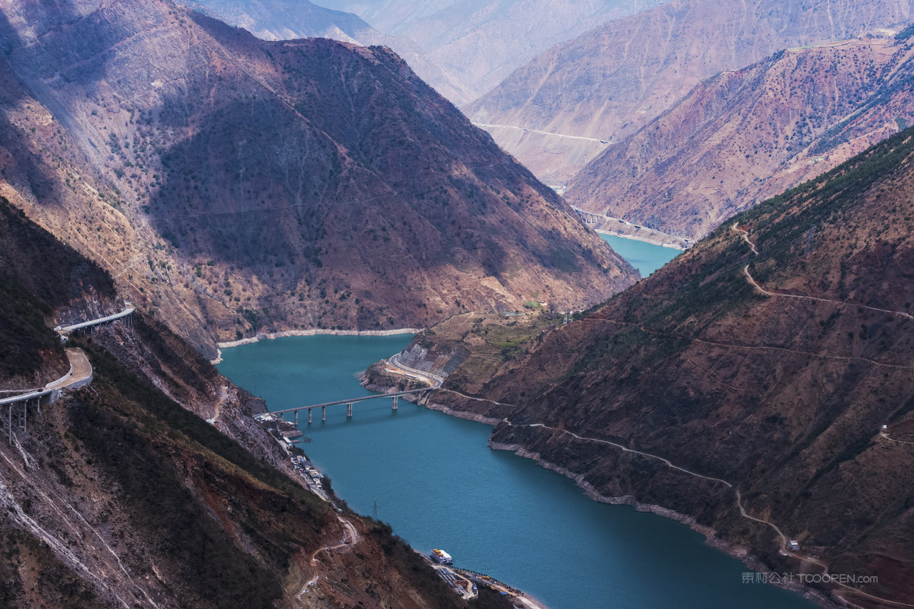 险峻的金沙江风景画